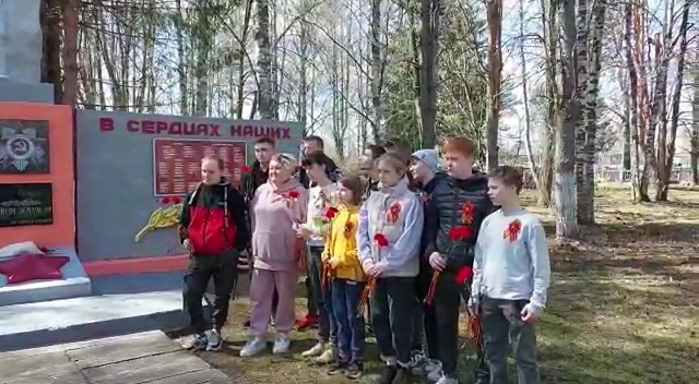 Костромские дети-сироты благоустроили  памятник воинам в Сандогоре