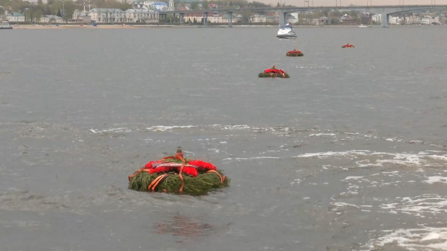 В Костроме в большое плавание отправились пять венков – 5 символов военных лет