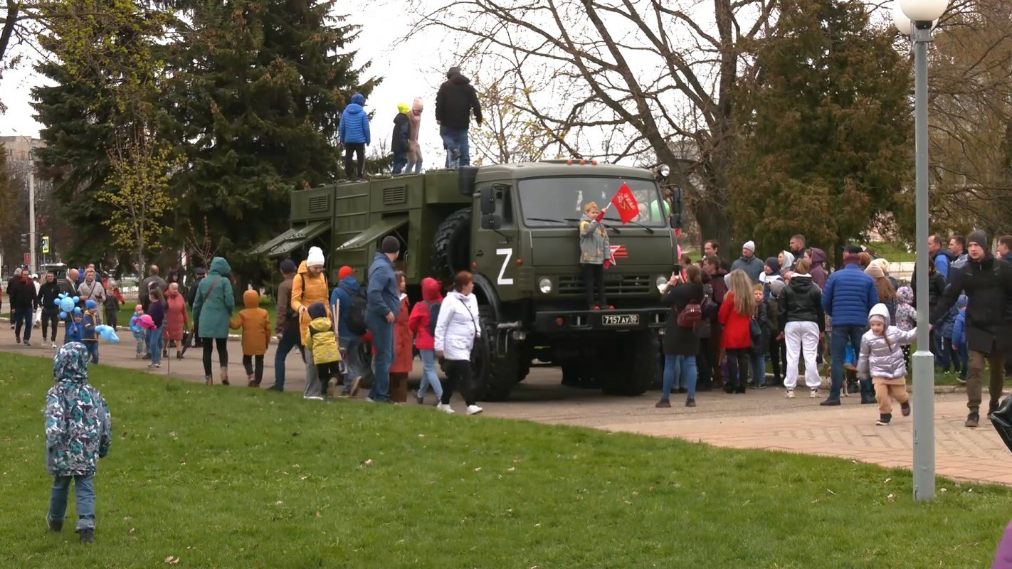 По традиции в День Победы в Костроме на площади Мира развернулась выставка современной военной техники