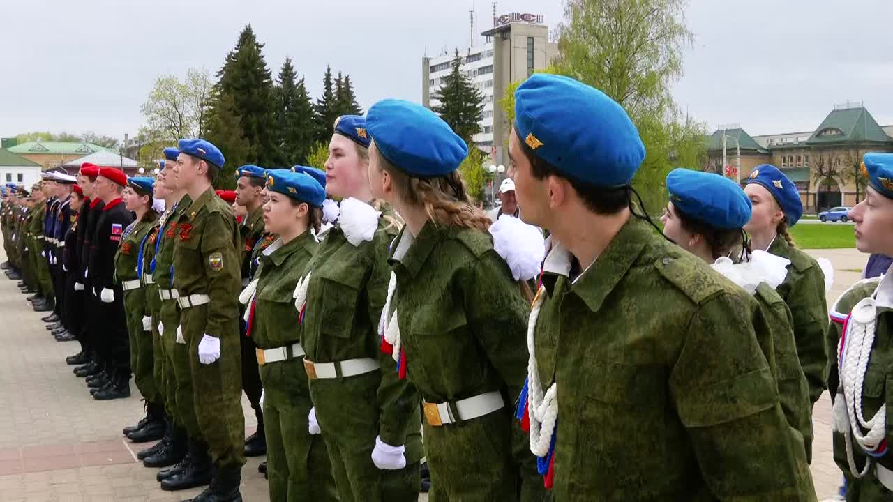 На площади Мира в Костроме сегодня чеканили шаг молодежные отряды – отличники строевой подготовки