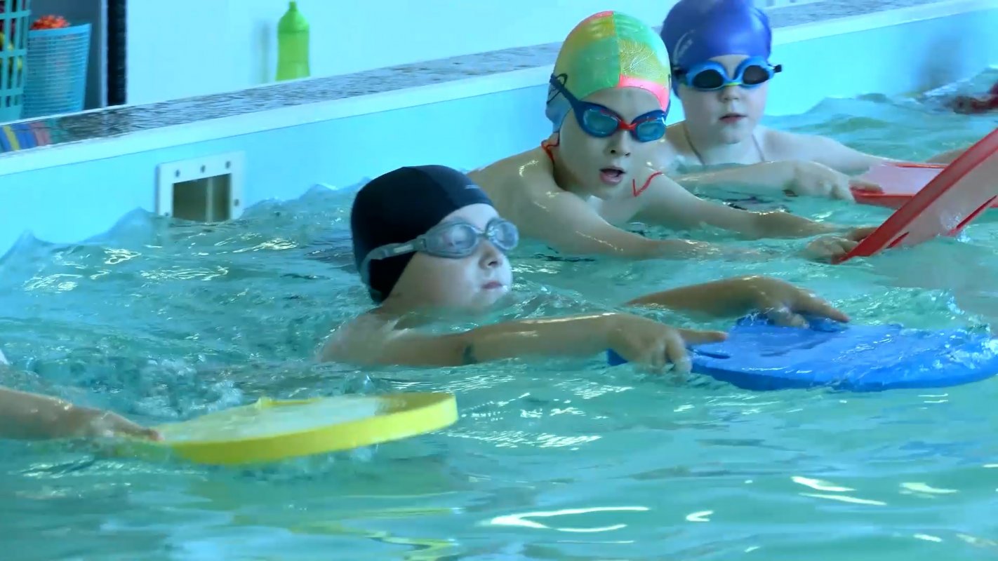 В Костроме продолжают обучать детей плаванию бесплатно