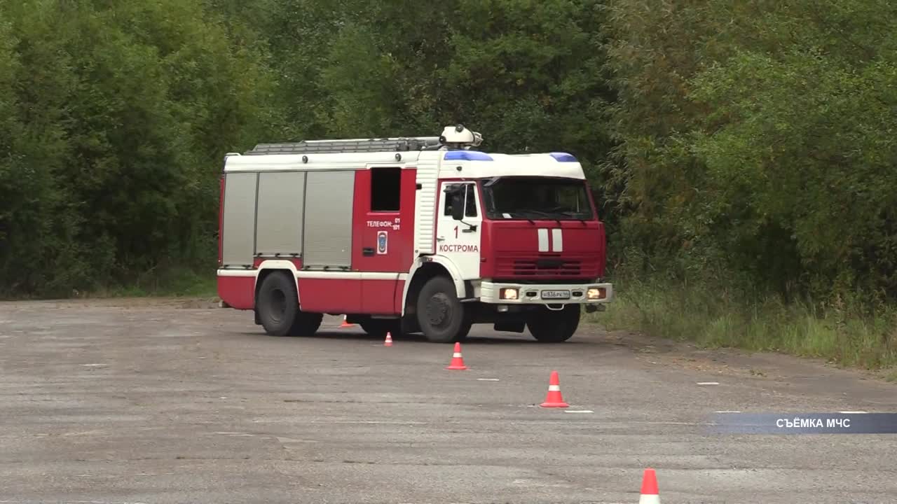 В Костроме прошли соревнования по скоростному маневрированию на пожарных автомашинах