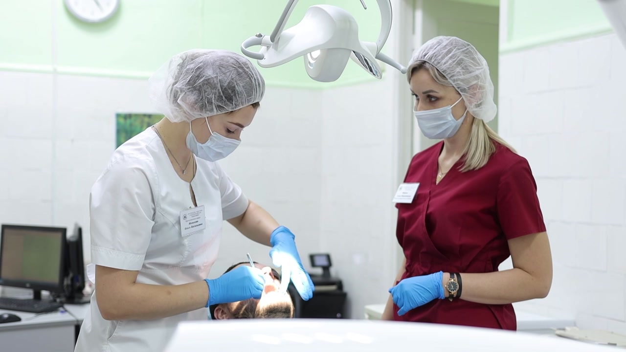Коллектив областной стоматологической поликлиники пополнился четырьмя специалистами