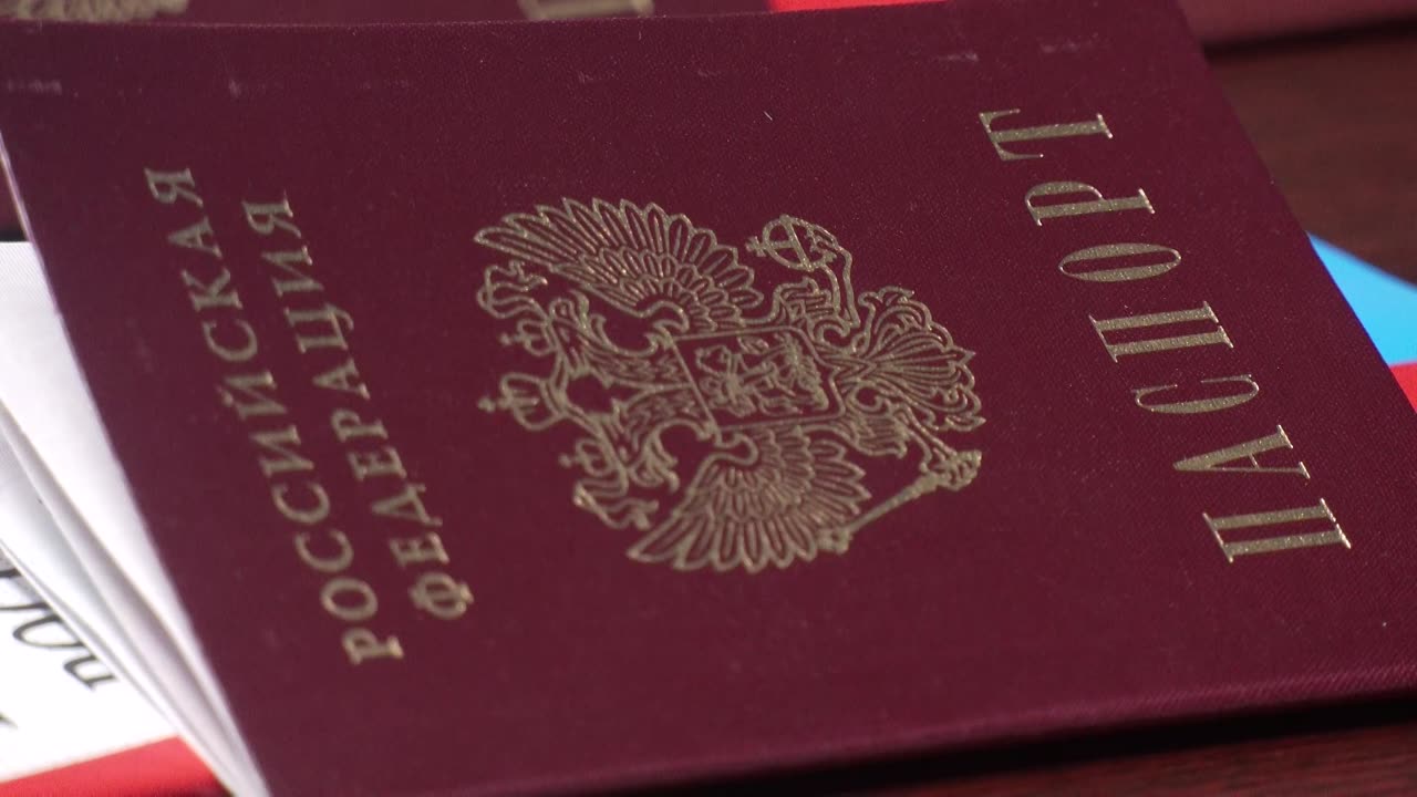 В День Конституции юным жителям Костромской области вручили паспорта