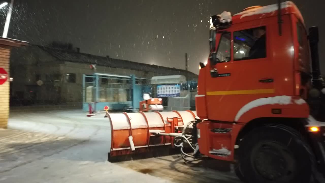 Больше 2 000 куб.м снега вывезли дорожники с улиц Костромы за прошедшую ночь