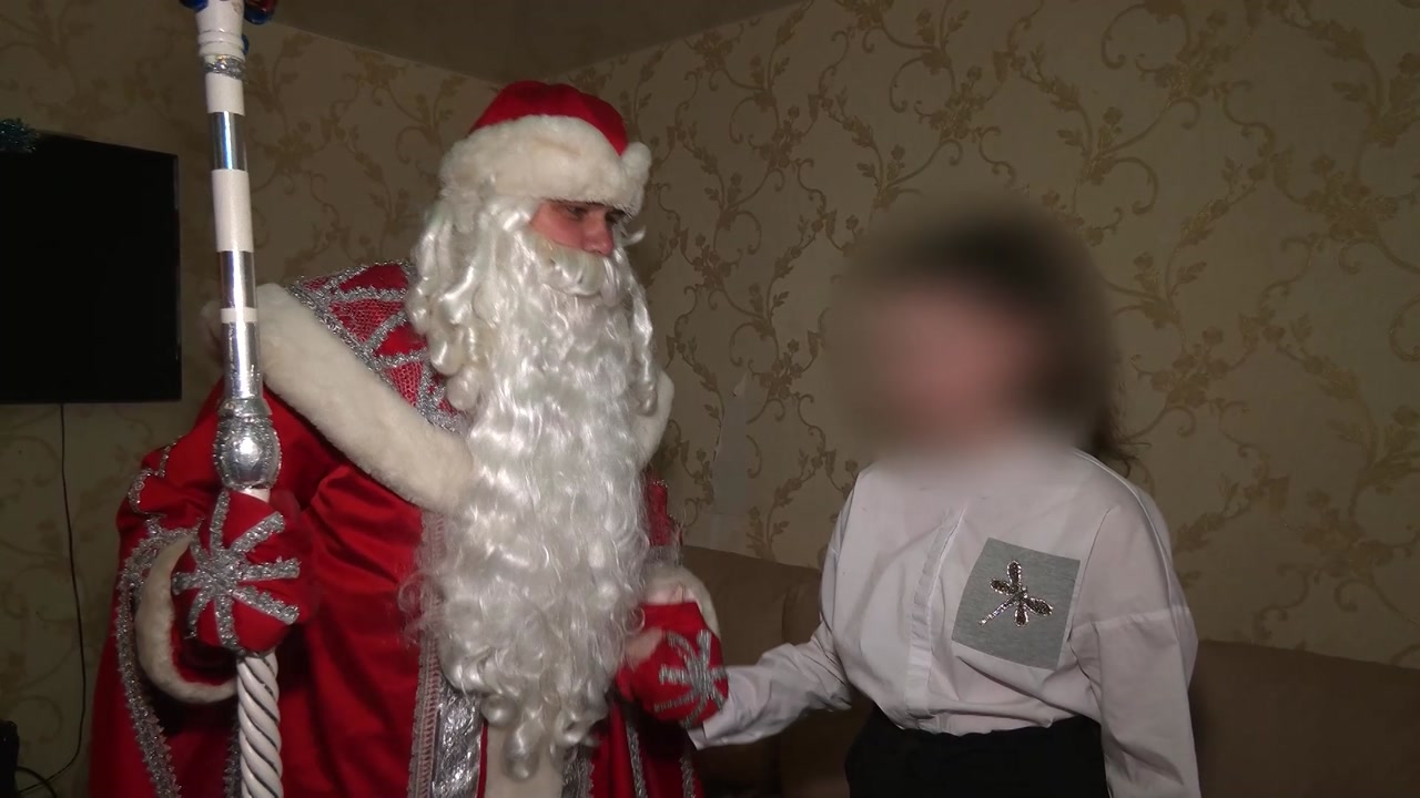 В Костроме Дед Мороз дарит подарки детям участников СВО