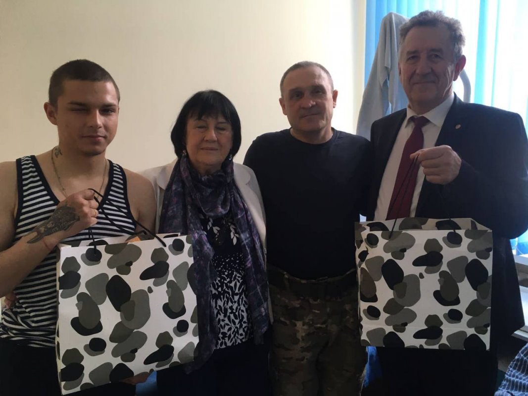 Поддерживают наших бойцов, которые проходят реабилитацию в Москве