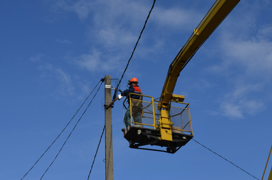 Энергетики восстанавливают локальные отключения электроэнергии в районах Костромской области