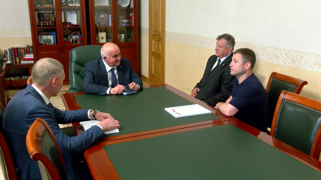 Сегодня губернатор Сергей Ситников встретился с прославленным костромским спортсменом Олегом Борисовым