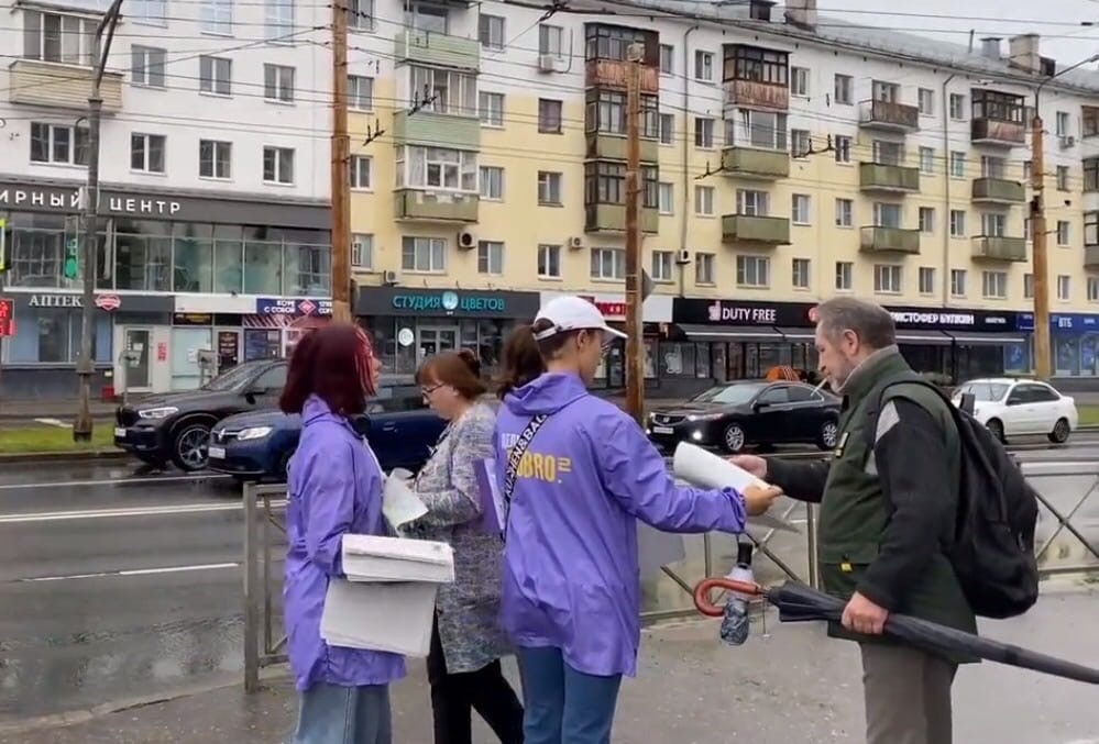 На автобусные остановки Костромы вышли волонтеры