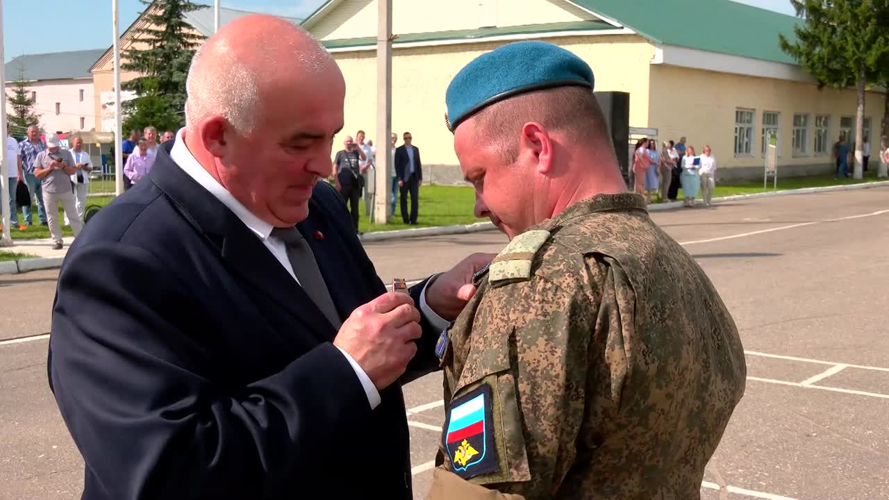Губернатор Сергей Ситников поздравил военнослужащих и ветеранов с Днем ВДВ