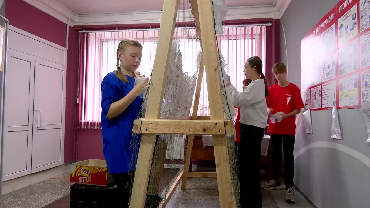 «Победа – дело это общее!»: в Костромской области волонтеры плетут маскировочные сети