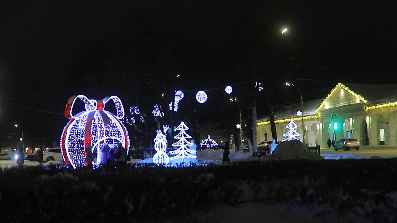 Улицы и площади Костромы начали готовить к предстоящему Новому году