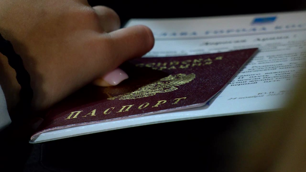 В Костроме вручили паспорта молодым гражданам России