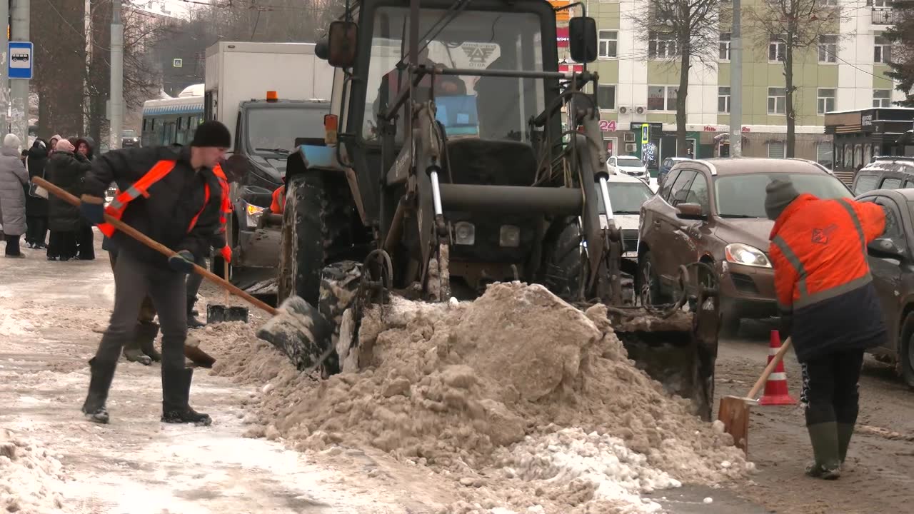 Убирать снег в Костроме продолжат и предстоящей ночью