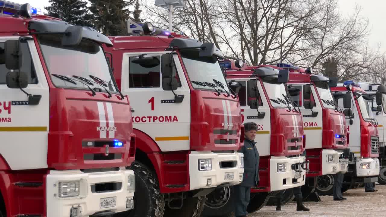 Сегодня спасателям Костромской области вручили ключи от новой пожарной техники