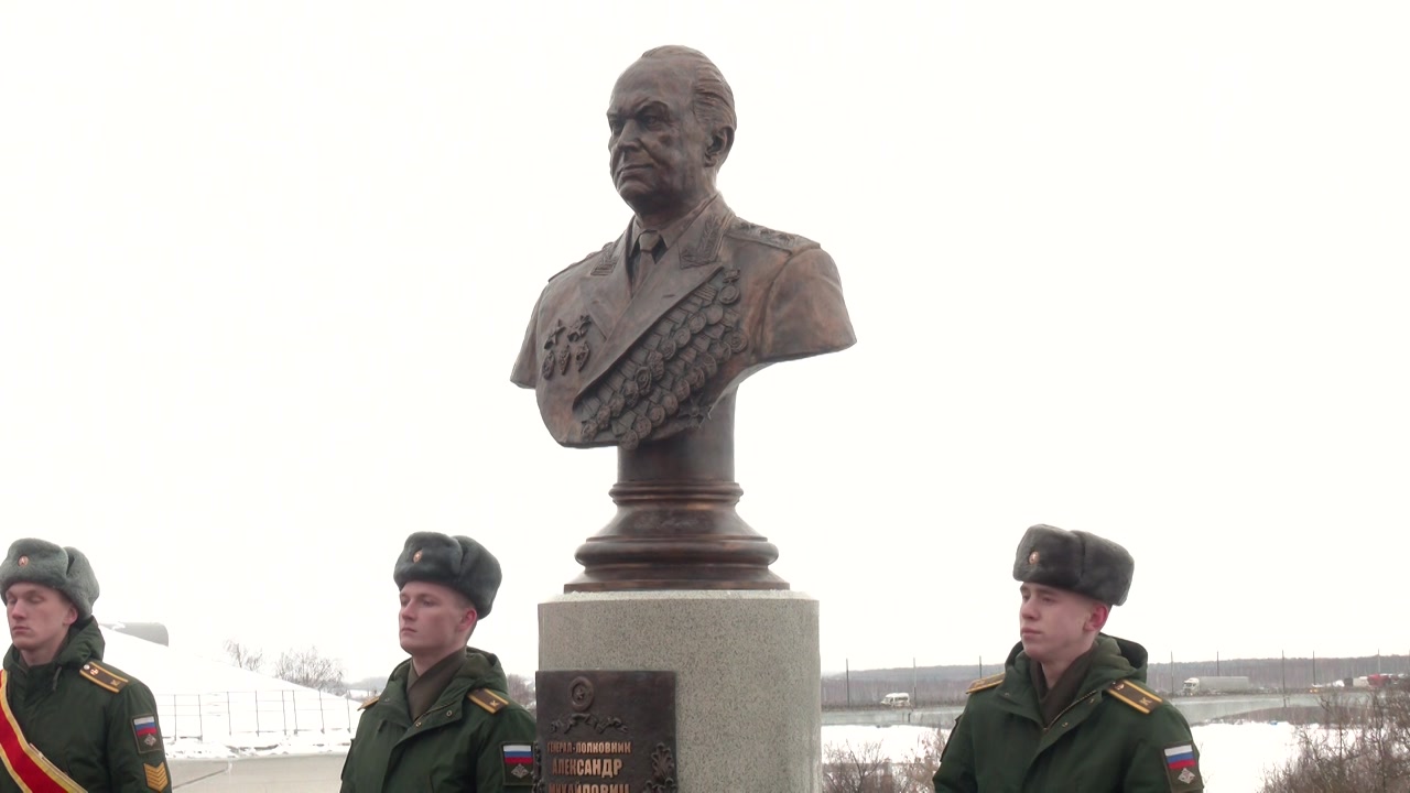В Костроме открыли  памятник генерал-полковнику Александру Сахаровскому