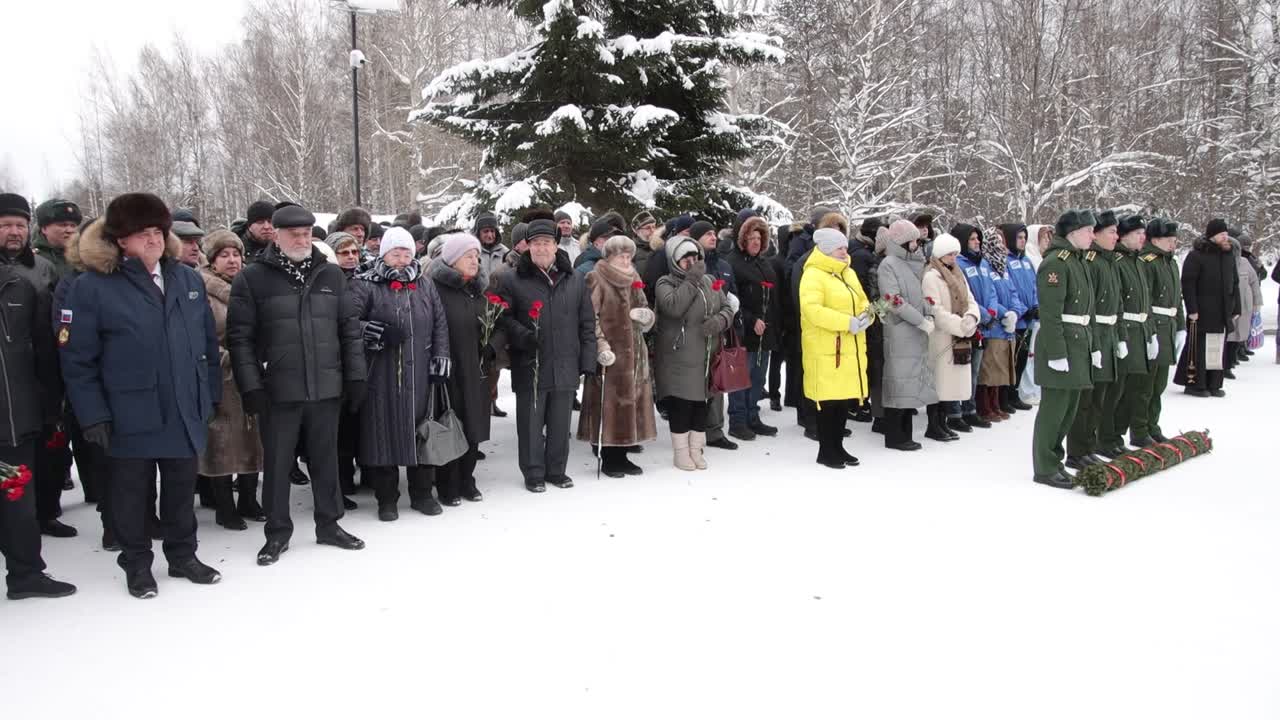 Сегодня в Костроме на «Аллее Славы» вспоминали воинов-интернационалистов
