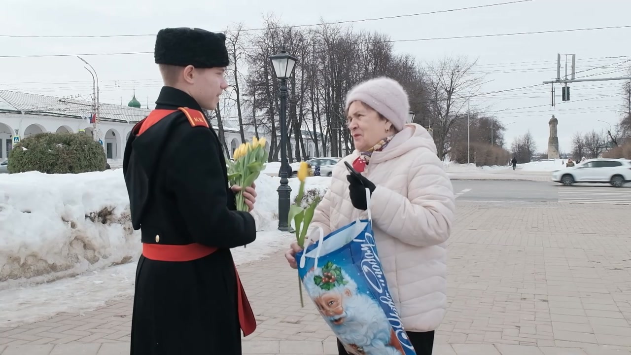 В центре Костромы три поколения защитников Отечества поздравили женщин с наступающим праздником