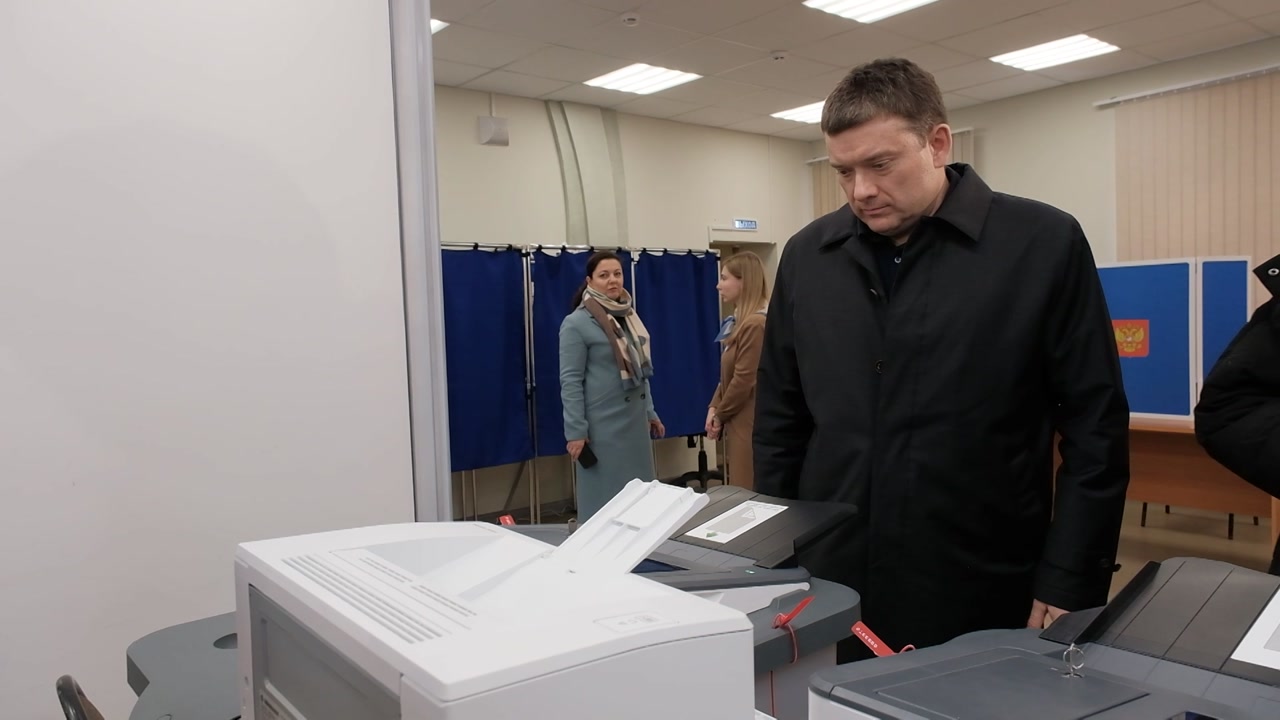 Заместитель председателя Совета Федерации Николай Журавлев специально приехал в Кострому, чтобы принять участие в голосовании