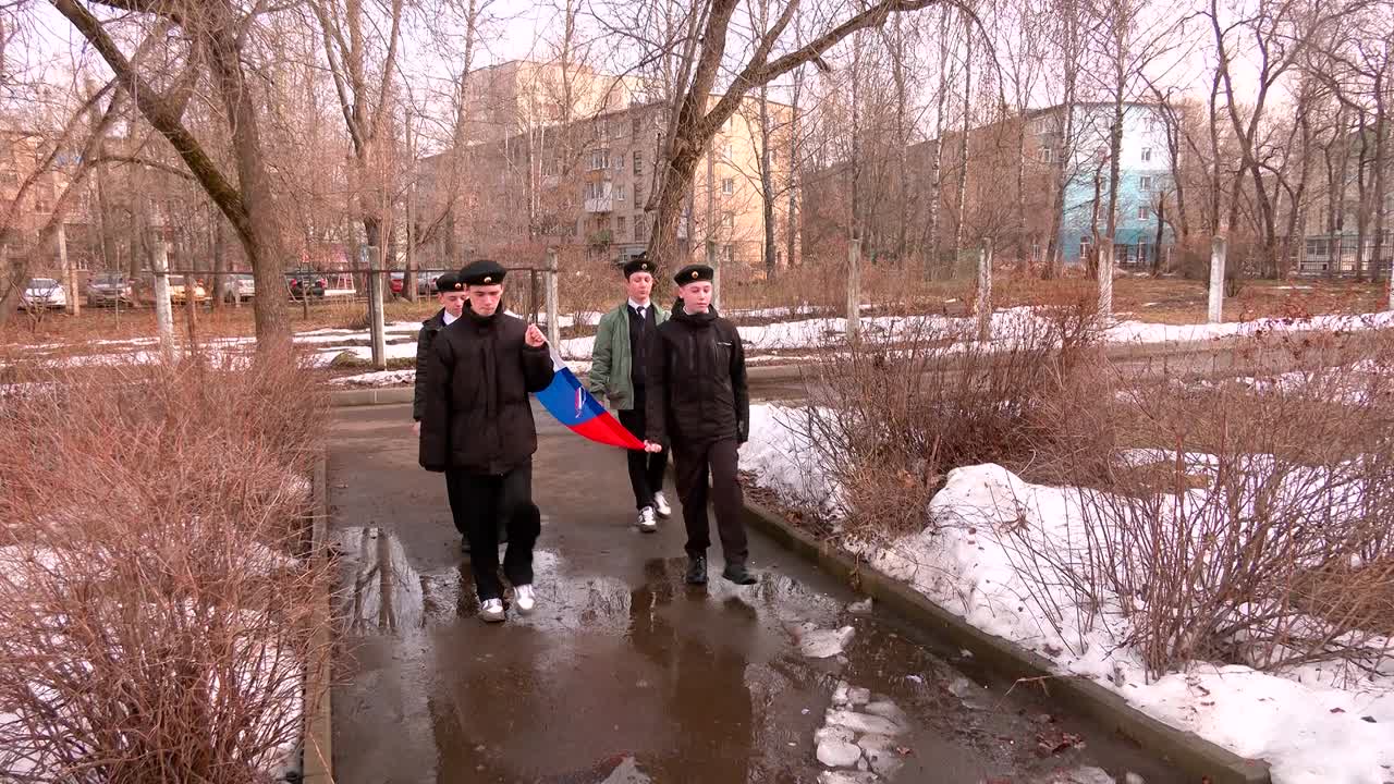 Первая учебная неделя в школах Костромской области началась с церемонии поднятия Государственного флага России
