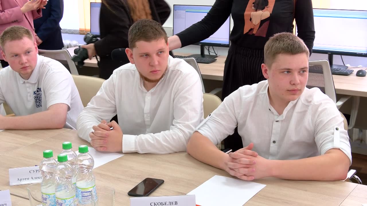 Сегодня губернатор Сергей Ситников провел встречу в Костромском автотранспортном колледже со студентами и руководителями промышленных предприятий региона