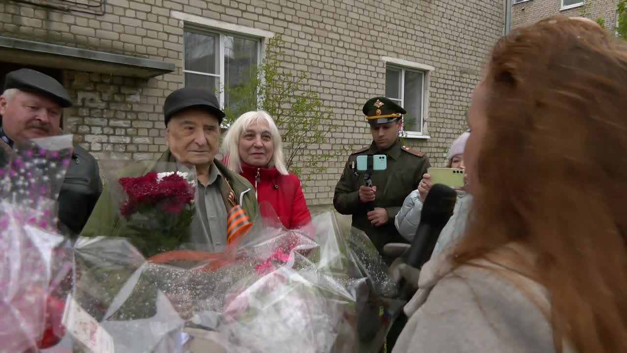 Сегодня в Костроме принимал поздравления с наступающим Днем Победы ветеран Великой Отечественной Александр Иванович Соков