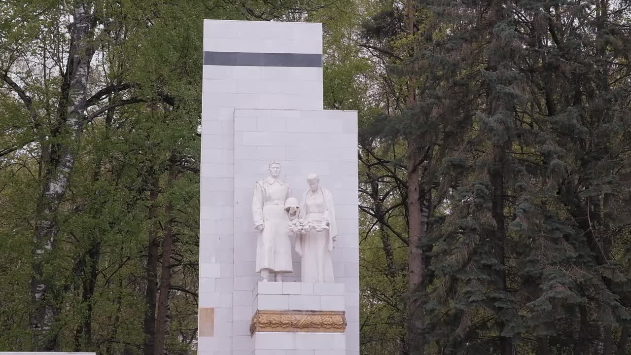 Жители Костромы собрались у Вечного огня почтить память героев
