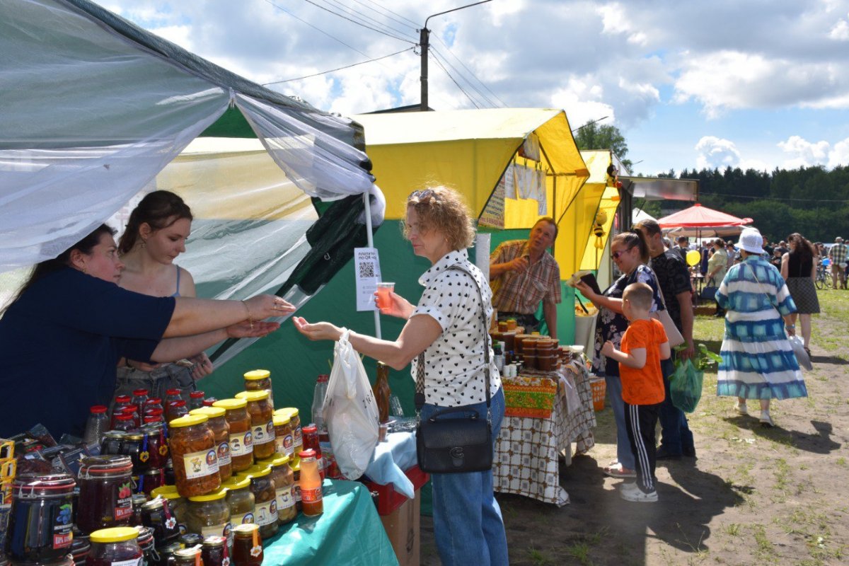 На празднике собрались тысячи гостей, а продукцию представили десятки сельхозпредприятий со всей Костромской области