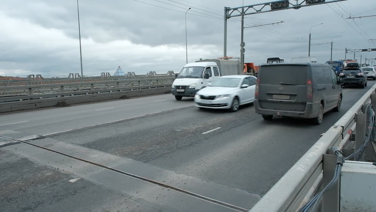 По всем четырём полосам, но с сохранением «выделенок»