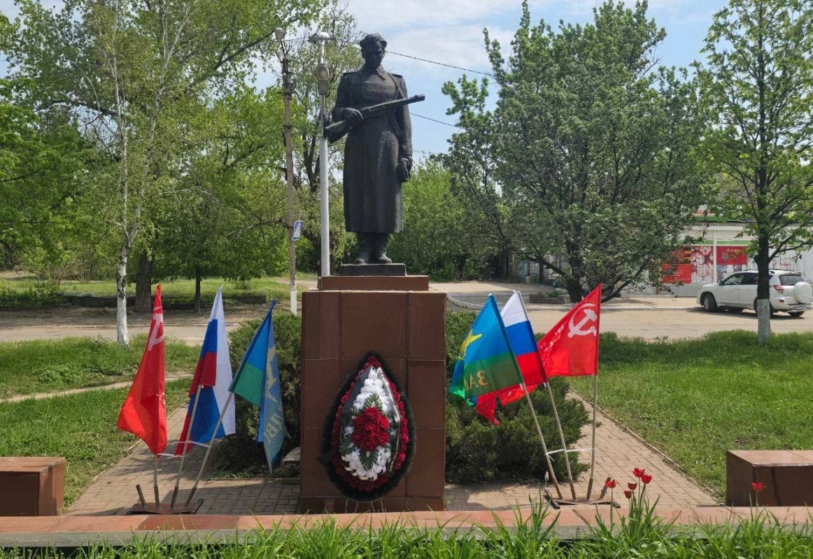 В Луганской Народной республике костромские десантники приводят в порядок памятники героям Великой Отечественной войны