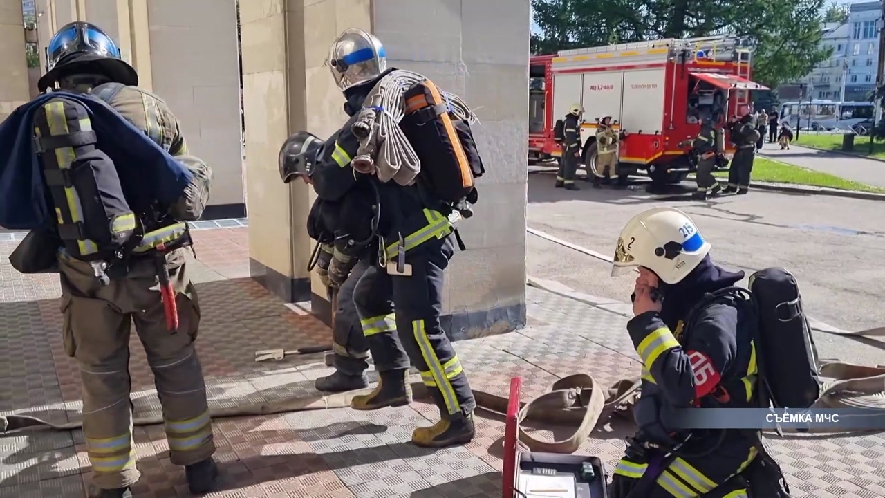 На сцену вышли спасатели