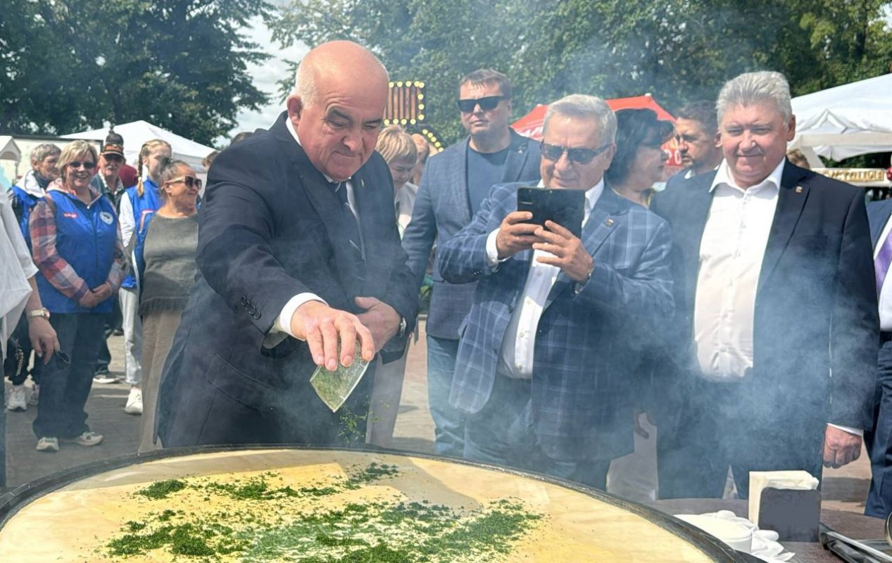 На Фестивале сыра костромские кулинары сварили самую большую сырную похлебку в России