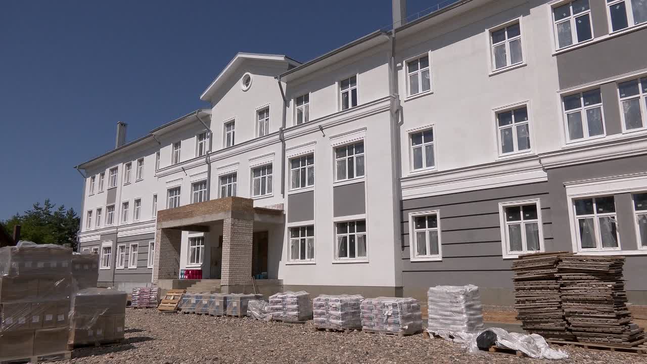 Горожане ждут новую поликлинику, и очень надеются, что её сдадут в срок