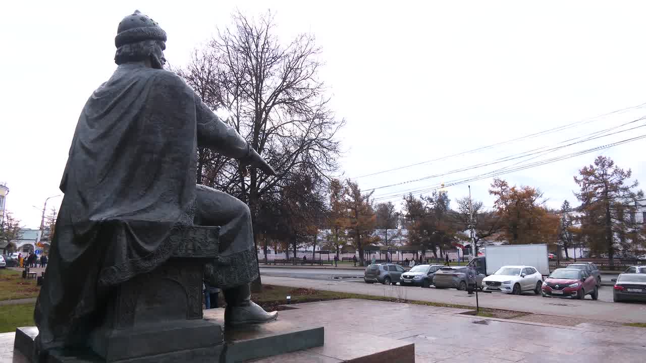 В центре Костромы возле памятника Юрию Долгорукому появилась официальная парковка