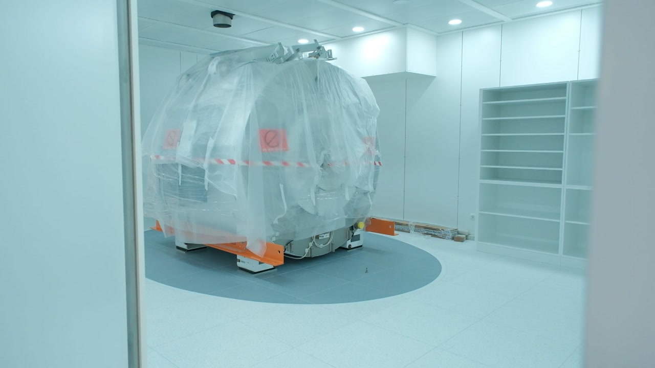 Первым доставлен томограф