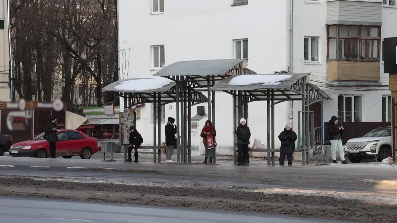 В Костроме дороги начали обрабатывать противогололедными реагентами