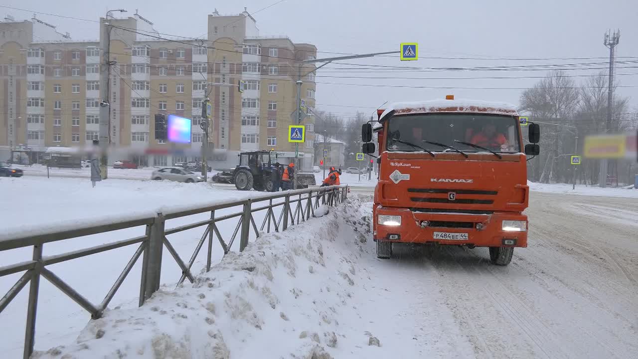 Дорожные службы региона третий день борются со стихией