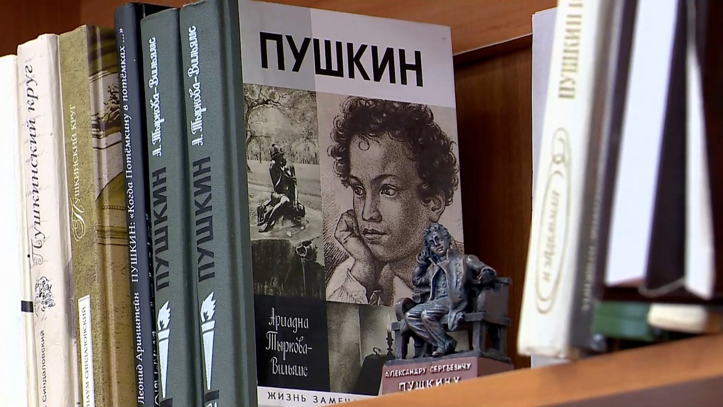 На книжных полках прибавилось