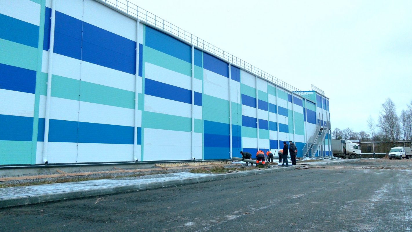 Готовят ледовое поле к заливке