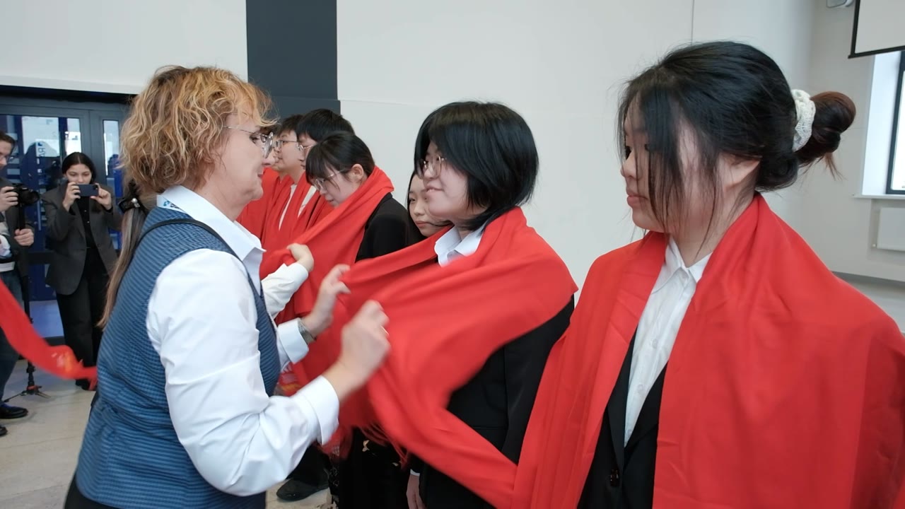 Живут в общежитии, обедают в столовой, на лекции ходят с переводчиком