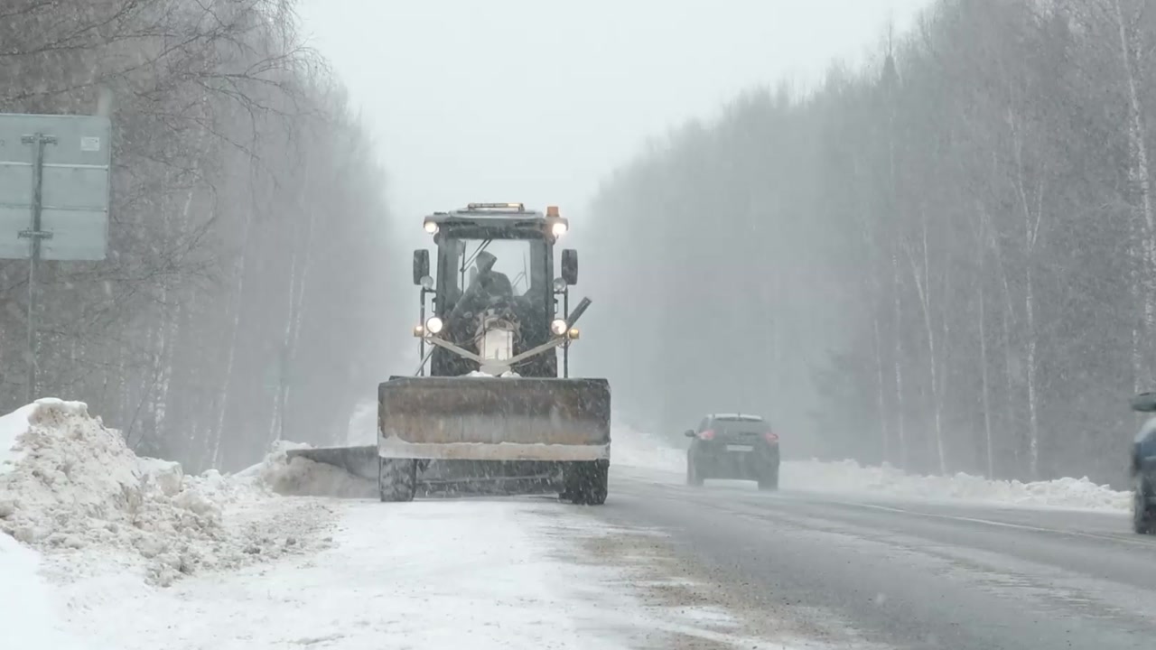 В Костромской области устраняют последствия снегопада