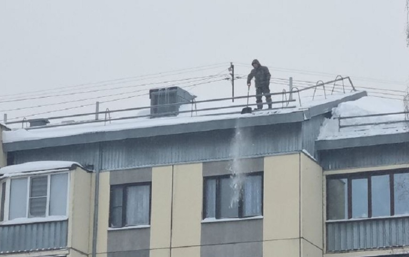 В сводках дня &ndash; повреждение балкона в жилом здании и сход снега на пешехода в автомойке