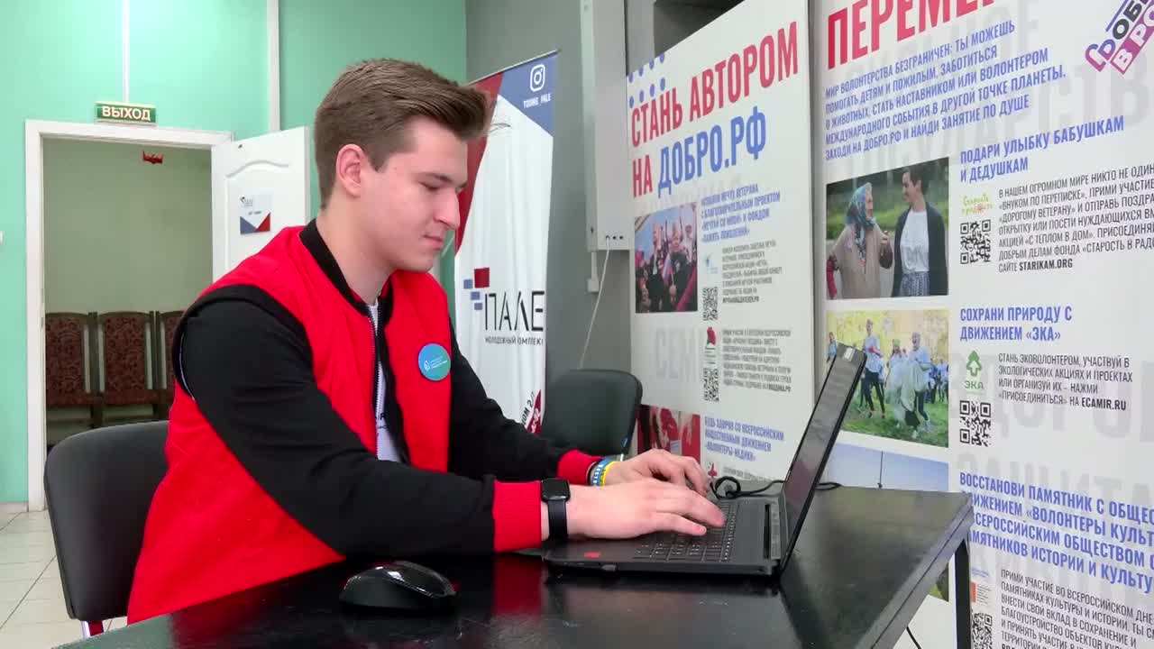 Должен быть общительным и стрессоустойчивым