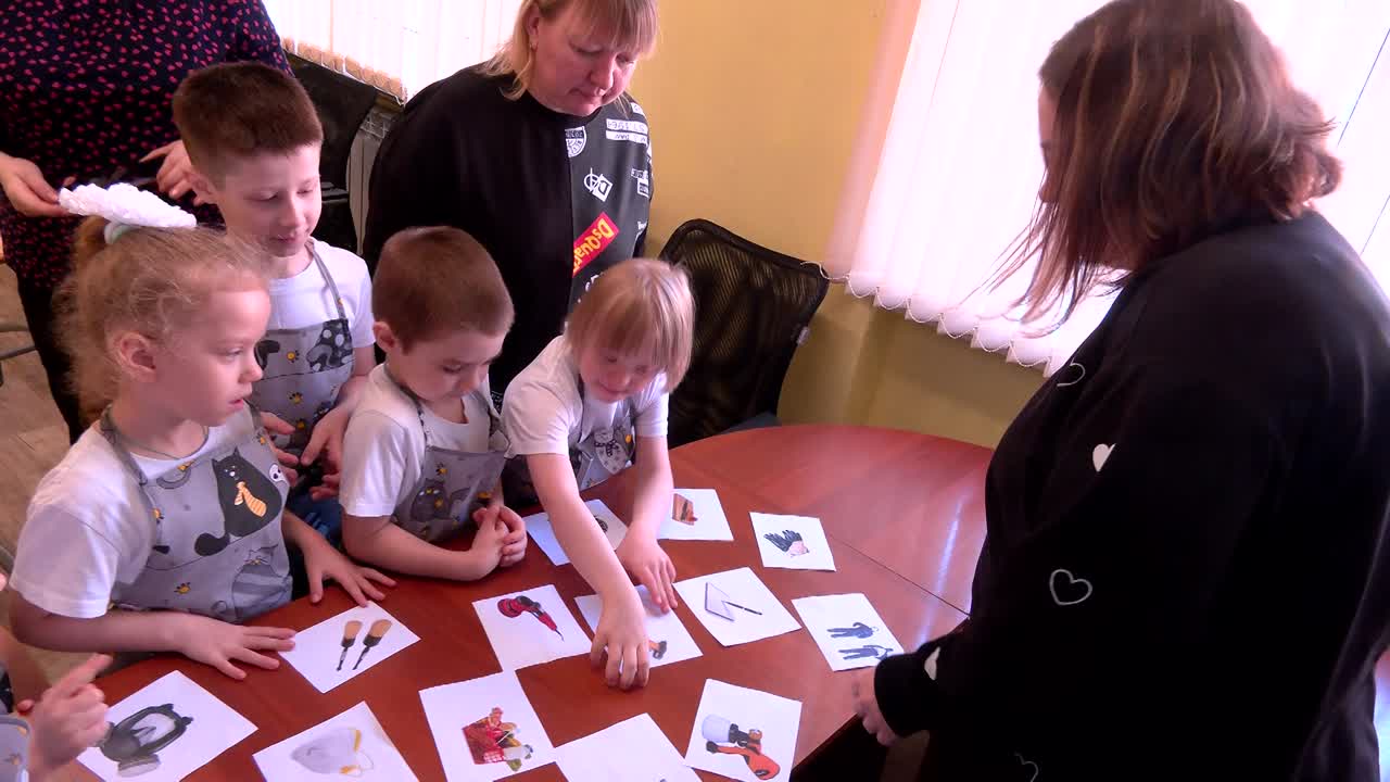 Раскрасить макет машины, сшить чехол для телефона. В Костроме соревновались самые юные профессионалы