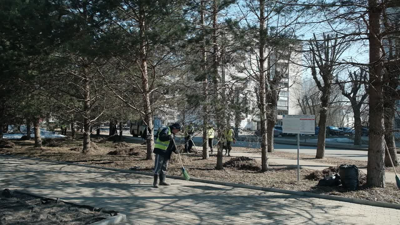 На завершающем этапе к уборке подключают вакуумные подметально-уборочные машины