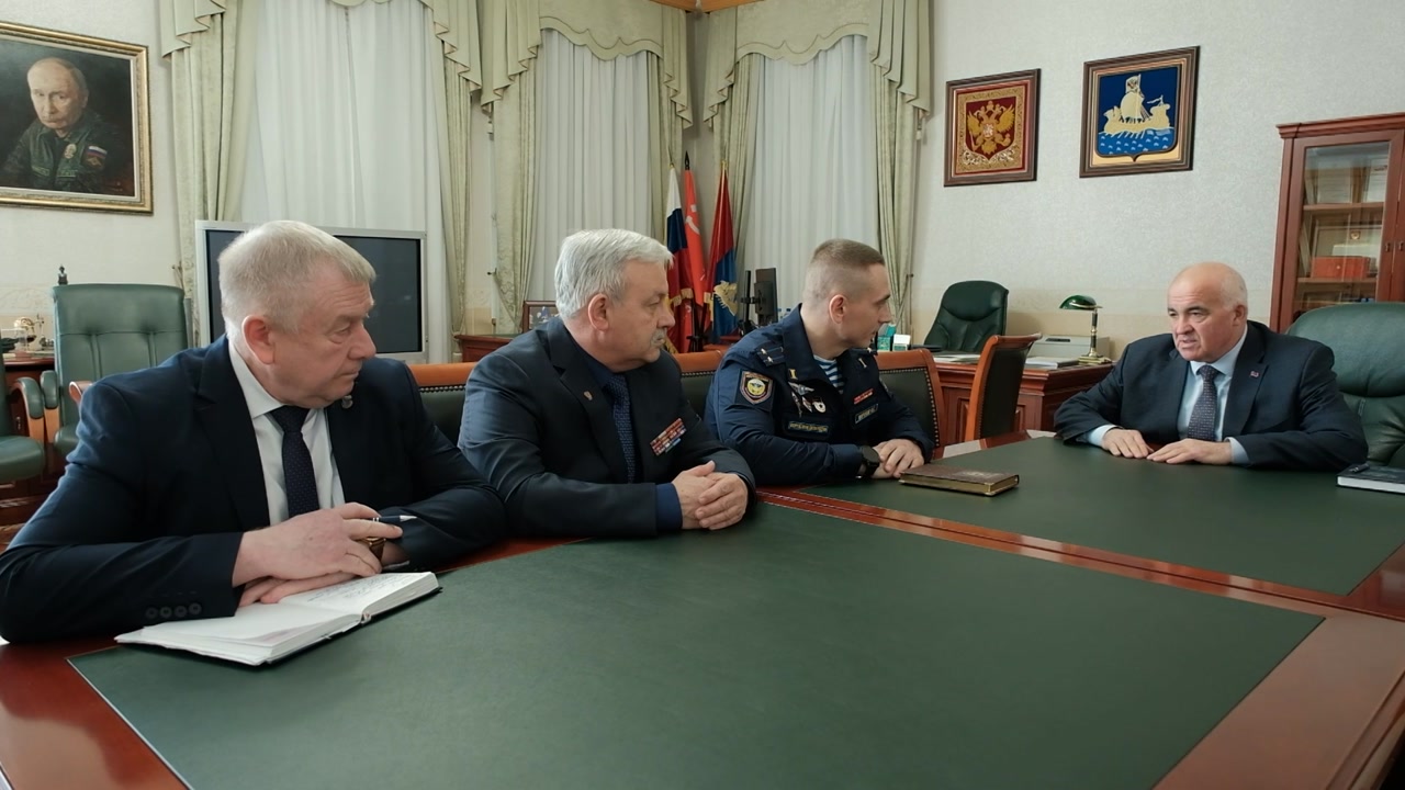 Сегодня губернатор Сергей Ситников встретился с командиром 331 гвардейского парашютно-десантного ордена Кутузова полка Олегом Морозовым