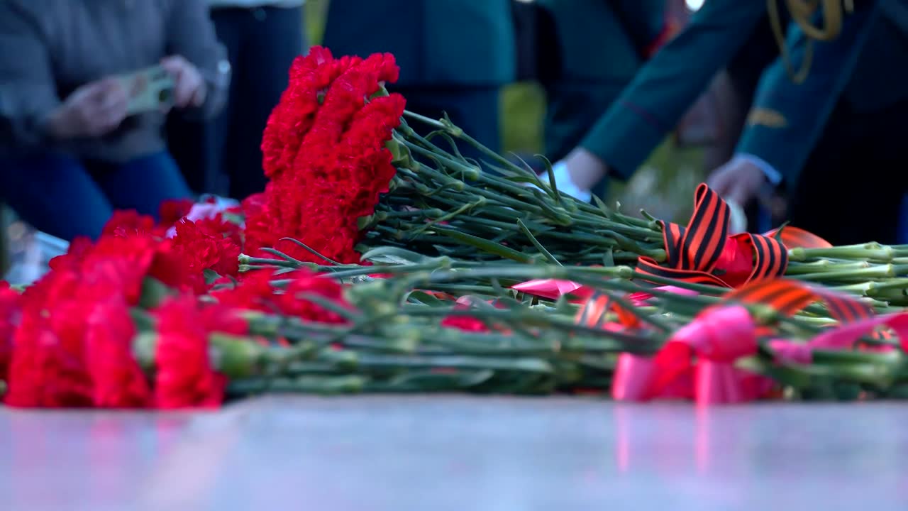 Тысячи гвоздик легли сегодня к монументу Славы