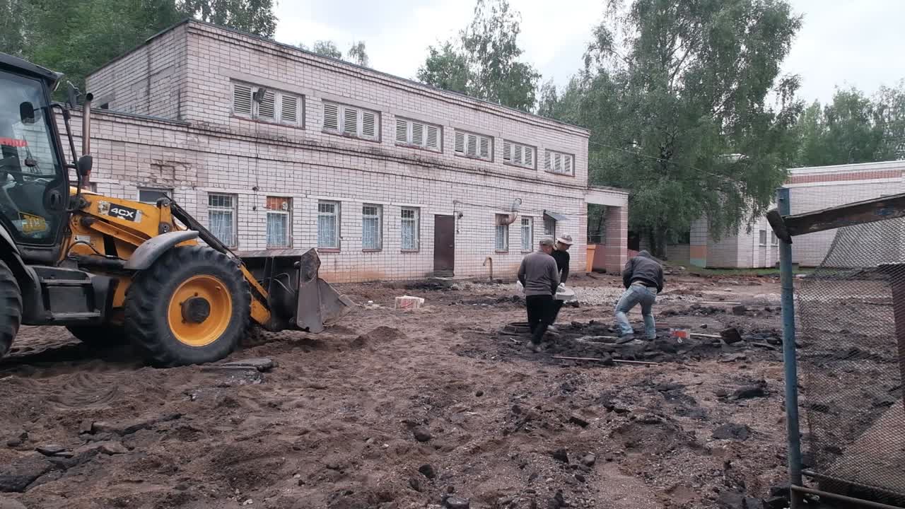 В Костроме асфальтируют территории учреждений образования