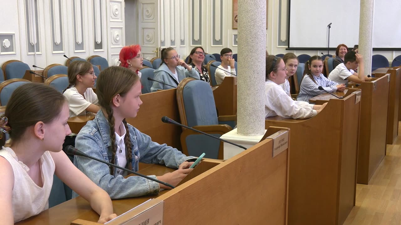 Попробовали себя в роли депутатов